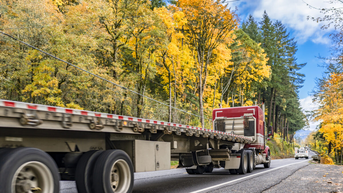 Mastering the Art of Flatbed Trailer Transport: A Guide for Businesses