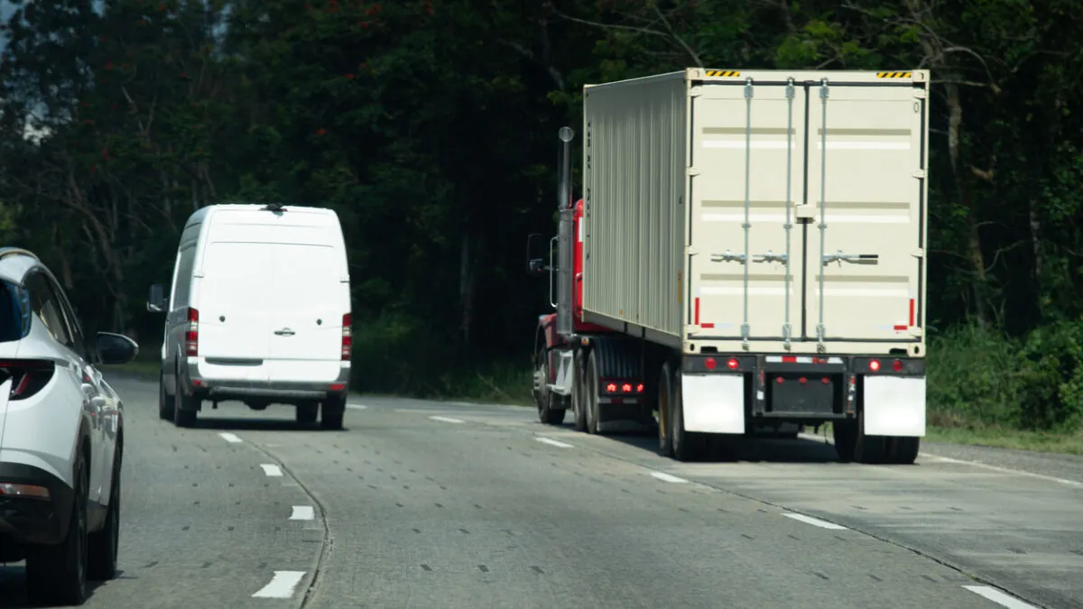 Flatbed vs Dry Van Shipping